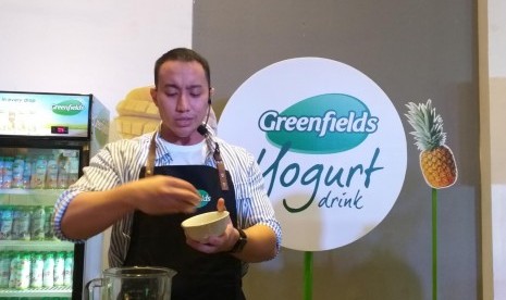 Yuda Bustara, Chef muda lulusan Taylors College dan Universite Le Mirail School of Hospitality & Tourism, berbagi resep sederhana dalam mengolah yogurt.