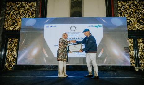 Yuddy Renaldi, Direktur Utama bank bjb, meraih penghargaan bergengsi sebagai Industry Marketing Champion JABAR BANTEN 2024 untuk sektor Commercial Banking.