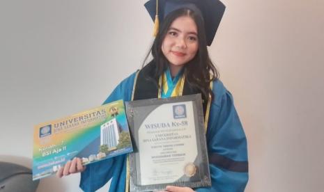 Yudith Tubita Liviani yang berhasil menjadi Wisudawati terbaik saat prosesi pelantikan wisuda yang ke-58 Universitas BSI, Selasa (5/12) berlokasi di BSI Convention Center, Bekasi.