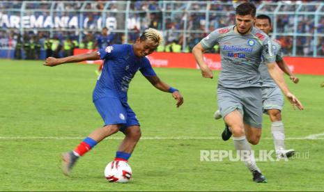 Penyerang Arema FC Kushedya Hari Yudo (kiri) berusaha melewati adangan bek Persib Bandung Nick Kuipers (kanan) dalam pertandingan Liga 1 2020 di Stadion Kanjuruhan, Malang, Jawa Timur, Ahad (8/3).  Persib mengalahkan Arema dengan skor 2-1. 