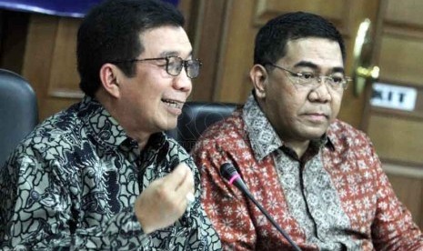 Yugi Prayanto (kanan) bersama Ketua Dewan Komisioner Otoritas Jasa Keuangan Muliaman D. Hadad menjadi pembicara dalam diskusi yang membahas tentang Pembiayaan bidang Kelautan dan Perikanan di jakarta, Selasa (7/10)(Republika/ Yasin Habibi)