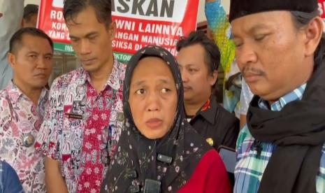 Yuli Yasmi, istri dari mantan anggota DPRD Kabupaten Indramayu, Robiin, yang disekap dan disiksa di wilayah Myanmar. 