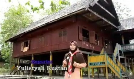 Yulistyah Rustan dan rumah adat bugis