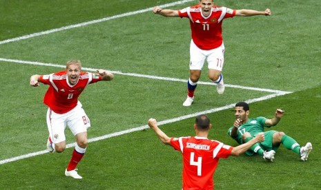 Yury Gazinsky (kiri) merayakan gol yang dicetaknya ke gawang Arab Saudi dalam laga pembuka Piala Dunia 2018 di Stadion Luzhniki, Moskow, Kamis (14/6).