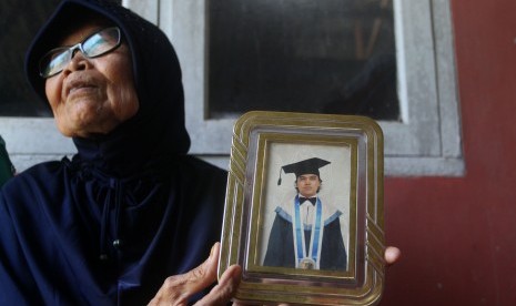 Yusni (71) memperlihatkan foto anaknya Zulfirmansyah, salah seorang korban penembakan di Selandia Baru, di kediamannya di Padang, Sumbar, Sabtu (16/3/2019).