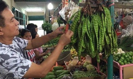 Yusri Ihza Mahendra belanja petai di pasar Puri ndah, Jakarta (6/3).