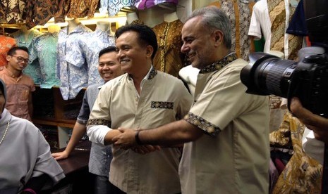 Yusril dan Walikota South Windsor New York borong batik di Thamrin City, Jakarta (21/5).