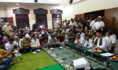 Yusril Ihza Mahendra berdialog dengan ratusan warga di Masjid Luar Batang, Penjaringan, Jakarta Utara, (25/3).