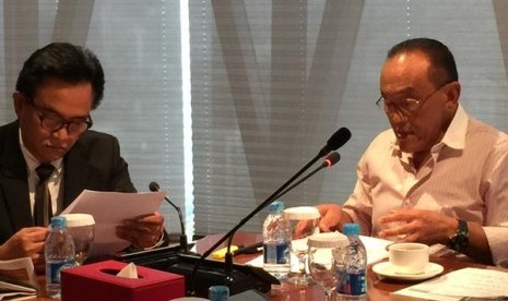 Yusril Ihza Mahendra memberikan pertimbangan hukum kepada Aburizal Aburizal Bakrie terkait konflik kepengurusan di Partai Golkar