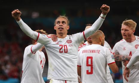 Yussuf Poulsen dari Denmark merayakan setelah mencetak keunggulan 2-0 selama pertandingan sepak bola babak penyisihan Grup B UEFA EURO 2020 antara Rusia dan Denmark di Kopenhagen, Denmark, 21 Juni 2021.