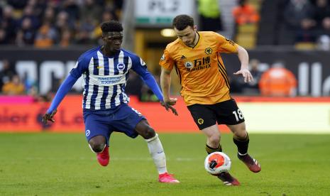  Yves Bissouma (kiri) dan Diogo Jota (kanan) dari Wolverhampton beraksi selama pertandingan sepak bola Liga Utama Inggris antara Wolverhampton Wanderers dan Brighton & Hove Albion di stadion Molineux di Wolverhampton, Inggris, 07 Maret 2020. 