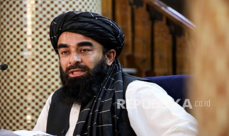  Zabihullah Mujahid, juru bicara Taliban berbicara dengan wartawan selama konferensi pers di Kabul, Afghanistan, 06 September 2021. Taliban pada 06 September, mengklaim bahwa pengambilalihan Afghanistan mereka selesai setelah mereka merebut Panjshir, provinsi terakhir yang dipegang oleh pasukan perlawanan yang menentang Islamis. milisi. Panjshir juga merupakan pusat perlawanan terhadap kelompok Islamis selama rezim Taliban sebelumnya dari tahun 1996 hingga 2001. 