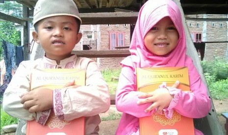 Zafran (5 tahun) dan Putri Salsa (7), kedua anak dari Kabupaten Maros, Provinsi Sulsel yang menjadi penerima manfaat bantuan Alquran dari Rumah Zakat.