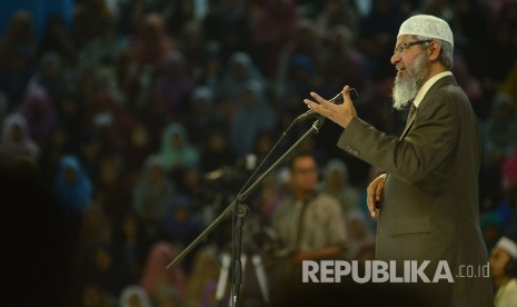 Dr Zakir Naik hadir di Gymnasium Universitas Pendidikan Indonesia (UPI), Kota Bandung, pada acara Dr Zakir Naik Indonesia Visit 2017 bertajuk Da'wah or Destruction Ahad (2/4).