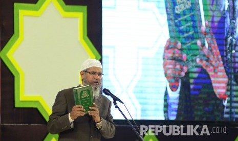 Zakir Naik hadir pada acara Dr Zakir Naik Indonesia Visit 2017 bertajuk Da'wah or Destruction Ahad (2/4).