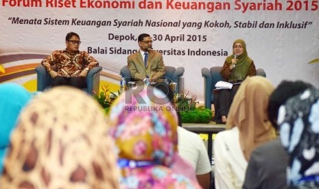 Zamir Iqbal (tengah),  Zaafri Ananto Husodo (kiri), dan Rahmatina Kasri menjadi nara sumber dalam Seminar Forum Riset Ekonomi dan Keuangan Syariah 2015 di Balai Sidang UI, Depok, Jabar, Selasa (28/4). (Republika/ Yasin Habibi)