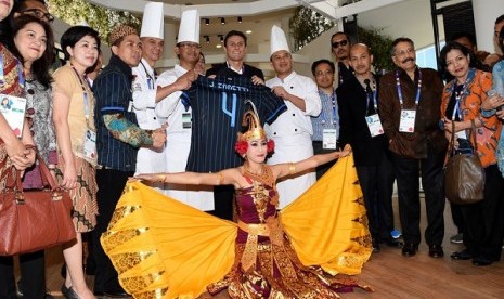 Zanetti foto bareng chef-chef terbaik Bogor Café Desa Resturant  sewaktu berkunjung ke Paviliun Indonesia