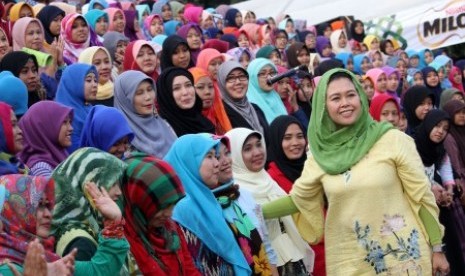 Zannuba Ariffah Chafsoh Rahman Wahid atau Yeni Wahid (kanan) menghadiri gladi bersih pembukaan Muktamar ke-33 NU di Alun-alun Jombang, Jawa Timur, Jumat (31/7). Dalam acara yang akan dibuka oleh Presiden Joko Widodo ini, Panitia Daerah melibatkan 1000 sant