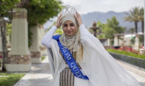 Zarifeh Shalabi, Muslimah berhijab yang mendapat predikat Ratu Prom di sekolahnya di Fontana, AS.