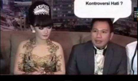 Zaskia dan Vicky Prasetyo saat menggelar konferensi pers usai tunangan. 