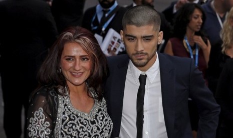 Zayn Malik dan ibunya di acara Asian Awards di London, Inggris, (18/4).