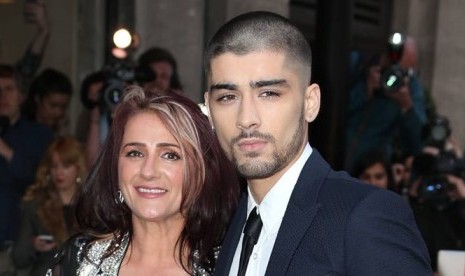 Zayn Malik dan ibunya, Trisha, ketika menghadiri Asian Awards.