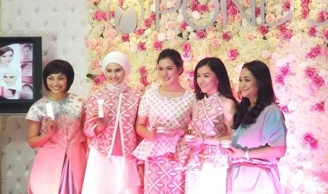 Zee Zee Shahab bersama Dea Valencia didapuk sebagai duta Pond's yang baru bersama Raisa.