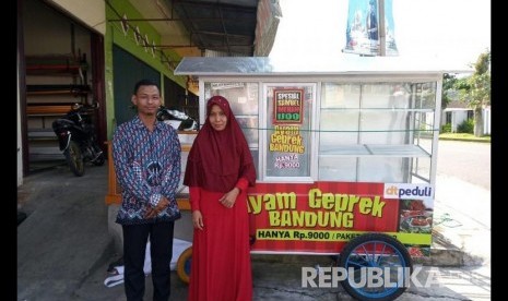 Zelena  dan gerobak ayam geprek bantuan dari DT Peduli.