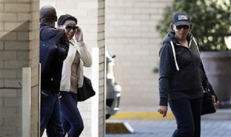 Zenani Mandela (right), former South African President Nelson Mandela's daughter, arrives with unidentified family members at a Pretoria hospital, where Mandela is being treated, June 15, 2013. 