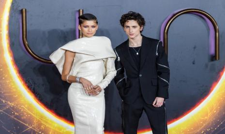 Zendaya (kiri) dan Timothee Chalamet (kanan). Keduanya dikonfirmasi akan tampil di acara Korea You Quiz on the Block.