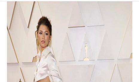 Zendaya saat tampil di Oscar 2022.