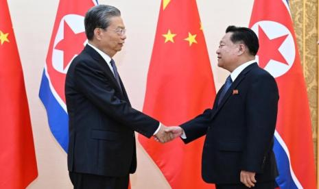 Zhao Leji, Ketua Komite Tetap Kongres Rakyat Nasional China, mengadakan pembicaraan dengan Choe Ryong Hae, Ketua Komite Tetap Majelis Rakyat Tertinggi Korea Utara, di Pyongyang, Korut, pada 11 April 2024.