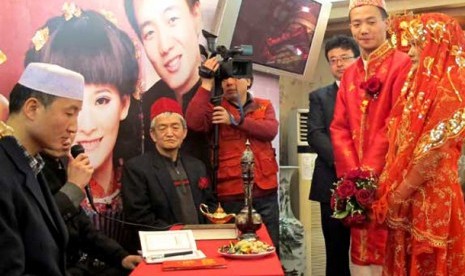  Zhe Yagang (groom) dan Yang Liu (bride), yang mengenakan kostum tradisional Islam, di Hongbinlou, sebuah restoran halal di Beijing. (Foto: Beijingshots.com