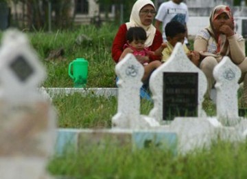 Ziarah kubur di salah satu pemakaman Jakarta.