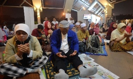 Rasulullah SAW memberikan perumpaaan zikir dengan orang hidup dan mati. Zikir bersama (ilustrasi).