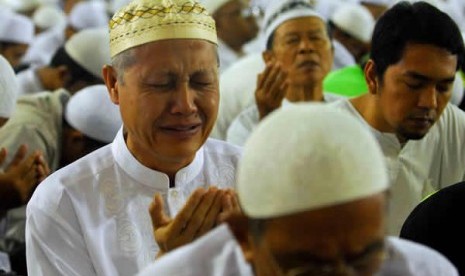 Rasulullah SAW menyetarakan zikir dengan haji hingga jihad bagi dhuafa. Foto zikir khusyuk.