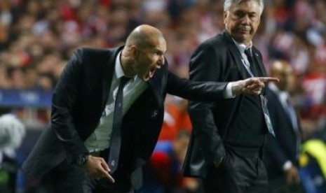 Zinadine Zidane, ketika mendamping pelatih Real Madrid, Carlo Ancelotti. 