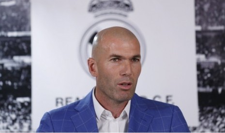 Zinedine Zidane berbicara kepada awak media saat pengangkatan dirinya sebagai pelatih baru Real Madrid menggantikan Rafael Benitez, Selasa (5/1).