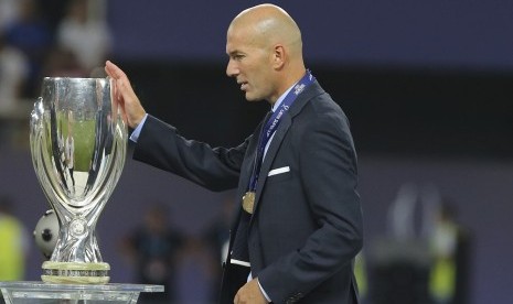 Zinedine Zidane bersama Piala Super Eropa.