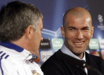 Zinedine Zidane (kanan) dan Jose Mourinho