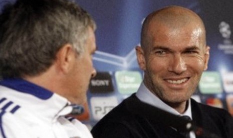 Zinedine Zidane (kanan) dan Jose Mourinho