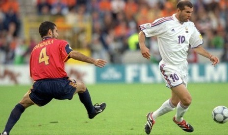  Zinedine Zidane (kanan), gelandang timnas Spanyol, melewati hadangan pemain Spanyol, Pep Guardiola, dalam laga perempat final Piala Eropa 2000.