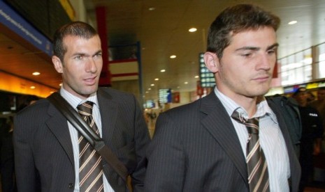 Zinedine Zidane (kiri) bersama Iker Casillas saat masih sama-sama bermain untuk Real Madrid.