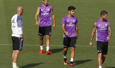 Zinedine Zidane (kiri) dan Alvaro Morata (kedua kiri) dalam suatu sesi latihan Real Madrid.