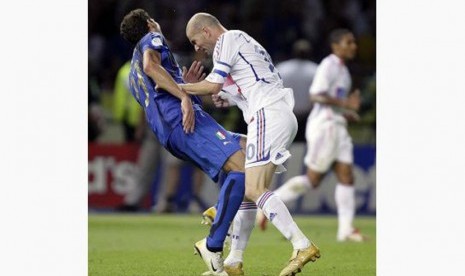 Zinedine Zidane menanduk dada Marco Materazzi.