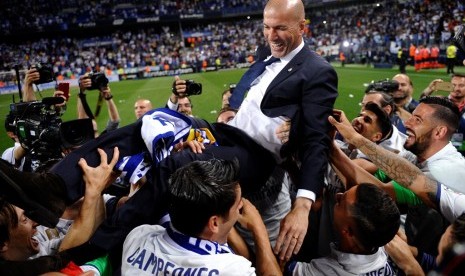 Zinedine Zidane merayakan gelar juara La Liga bersama para pemain Real Madrid.