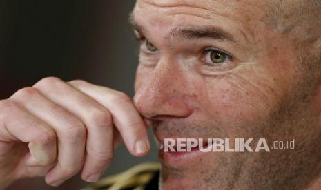 Mantan pelatih Real Madrid, Zinedine Zidane. Klub kaya Prancis Paris Saint-Germain (PSG) membantah akan mengikat Zidane sebagai pelatih untuk menggantikan posisi Mauricio Pochettino.