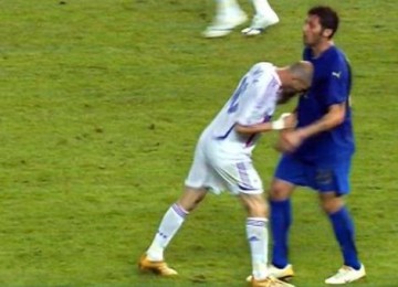 Zinedine Zidane tengah menanduk peman belakang Italia Marco Materazzi kala Piala Dunia 2006 lalu