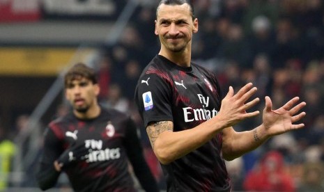 Striker AC Milan, Zlatan Ibrahimovic (kanan).