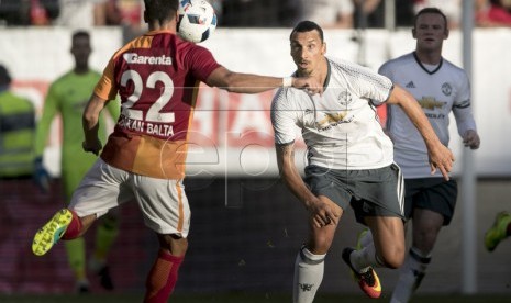 Zlatan Ibrahimovic cetak gol sensasional saat melakoni debut bersama Manchester United